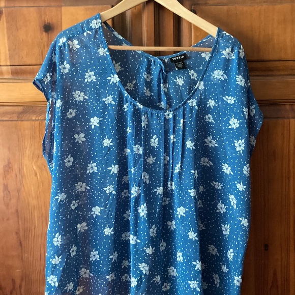 Torrid Blue Chiffon floral blouse Size 0X - Picture 1 of 3
